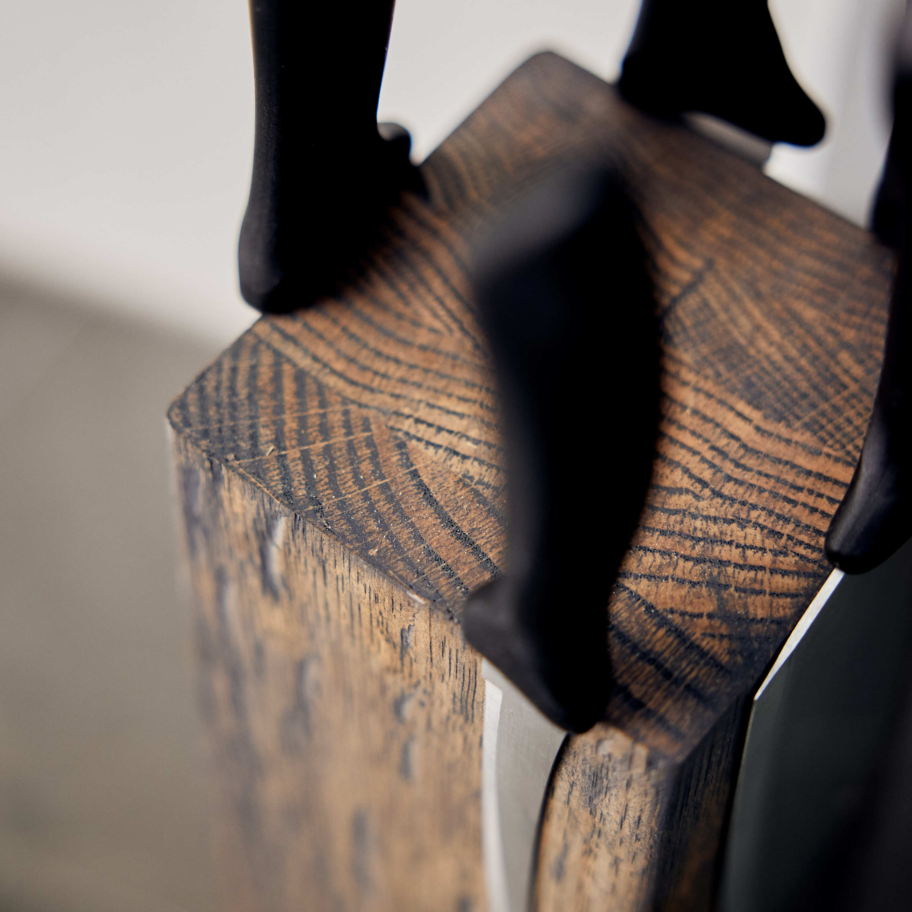 Rotating Magnetic Knife Block – Graphite Oak
